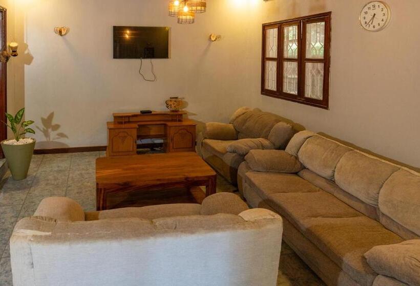 اتاق استاندارد با سرویس بهداشتی مشترک, Green Square Grove