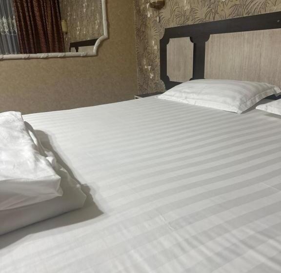 اتاق لوکس با بالکن, Tet A Tet