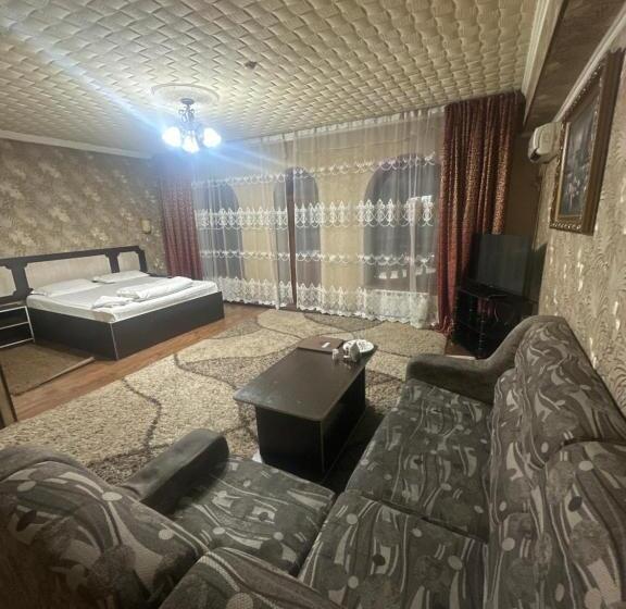 اتاق لوکس با بالکن, Tet A Tet