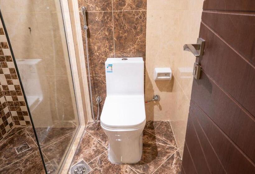 חדר קלאסי לשלושה, Karam