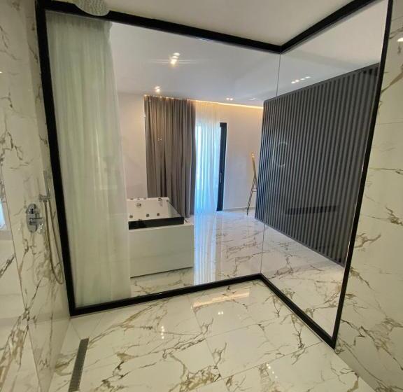 سوییت با چشم‌انداز دریا, Resol Hotel 2