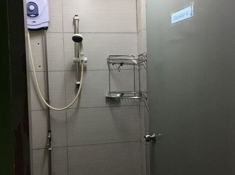 اتاق استاندارد سه نفره, Abc Hostel