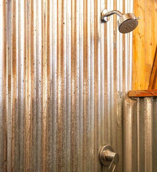 بانگلوی استاندارد, Madagascar Underground