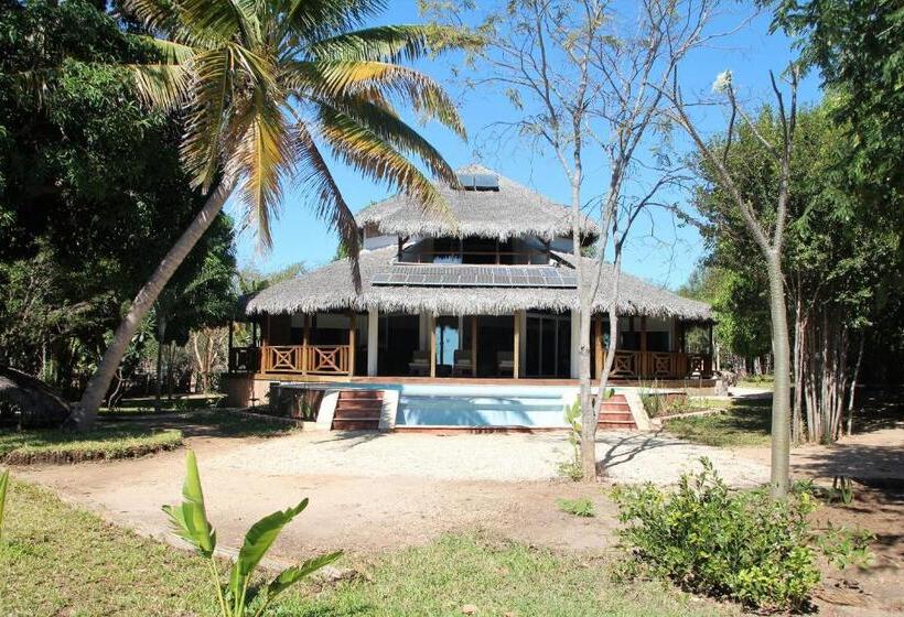 ویلای یک اتاق خوابه با استخر شنا, Antsanitia Resort