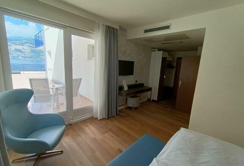 غرفة تنفيذية مع  إطلالات, Capri