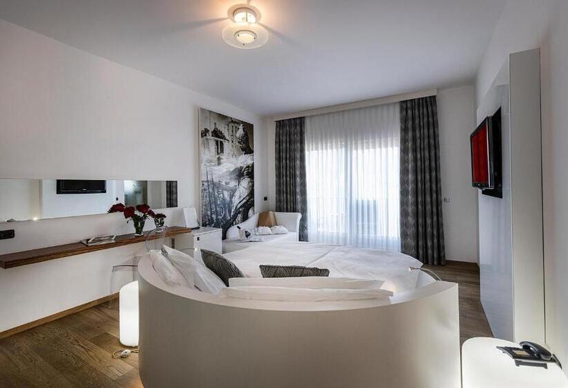 جناح جونيور مزوَّد بشرفة, Capri