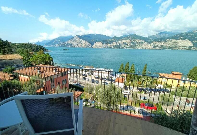 جناح جونيور مزوَّد بشرفة, Capri