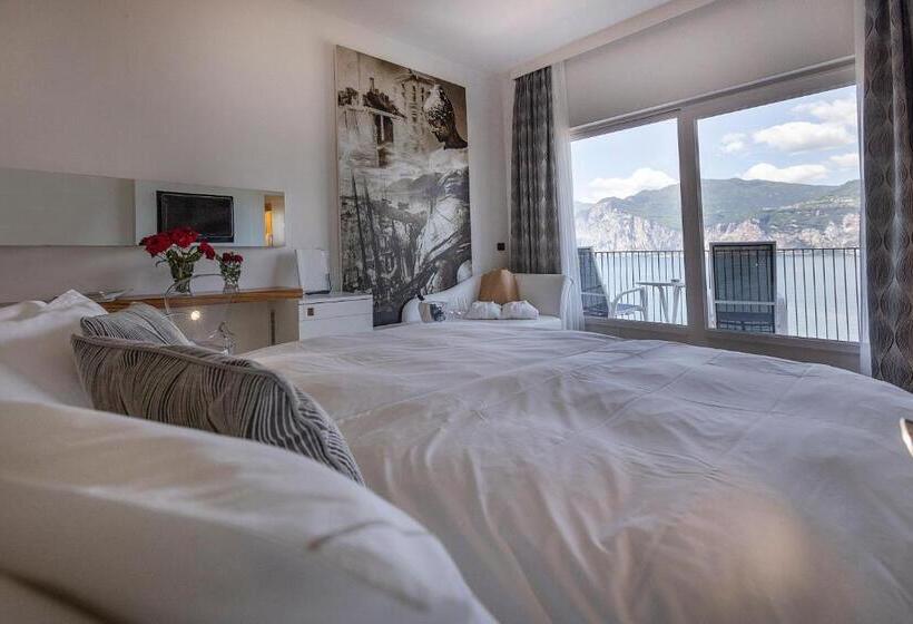 جناح جونيور مزوَّد بشرفة, Capri