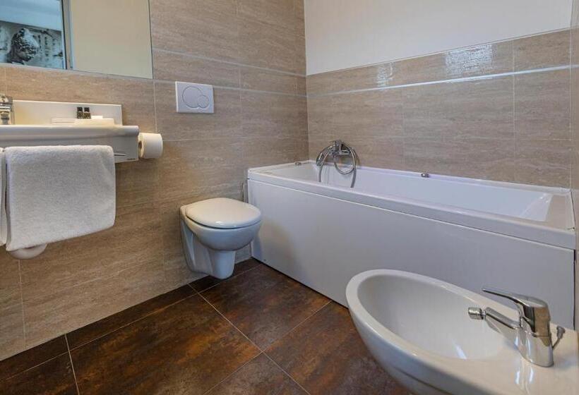 جناح جونيور مزوَّد بشرفة, Capri