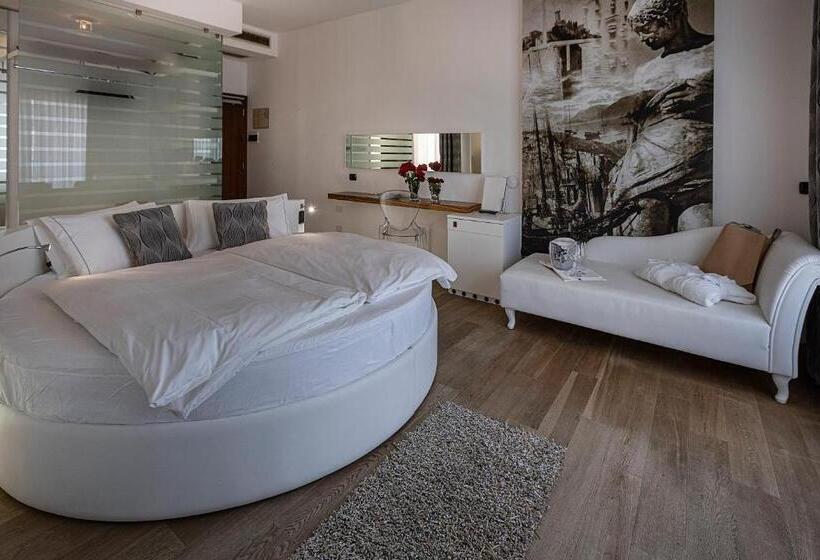 جناح جونيور مزوَّد بشرفة, Capri