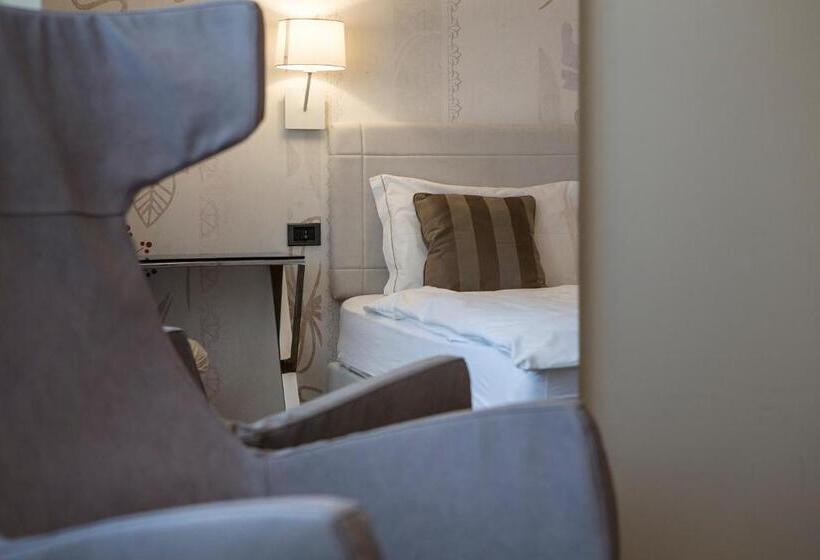 غرفة قياسية مطلّة علي البحيرة, Capri