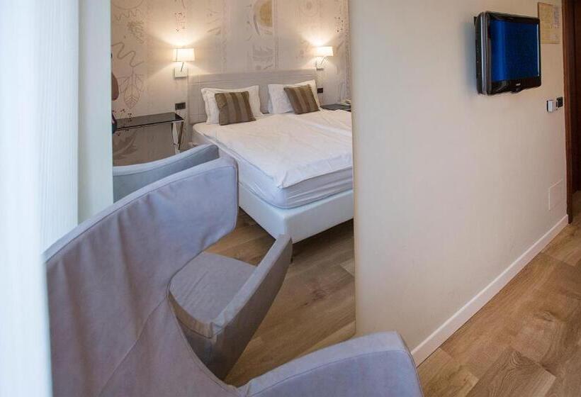 غرفة قياسية مطلّة علي البحيرة, Capri