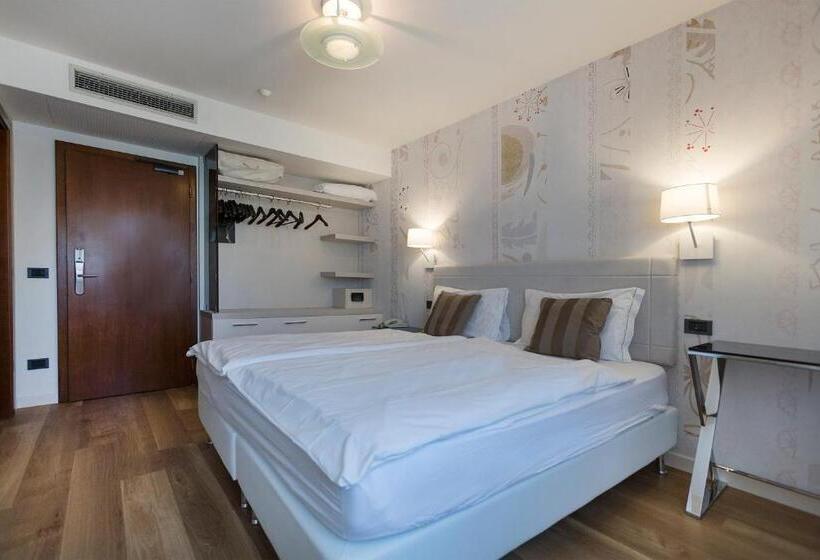 غرفة قياسية مطلّة علي البحيرة, Capri