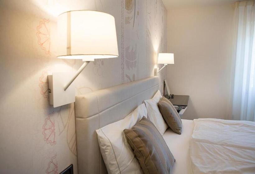 غرفة قياسية ثلاثية, Capri