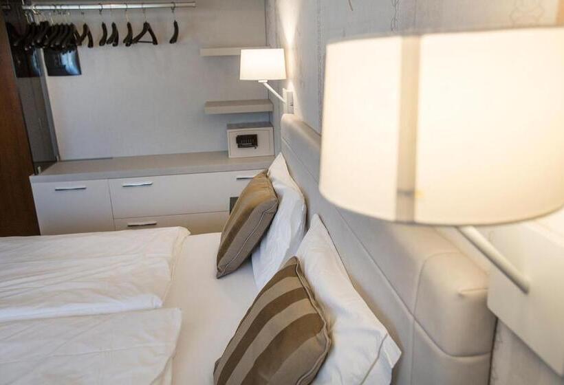 غرفة قياسية ثلاثية, Capri