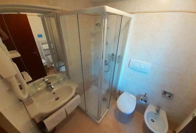 غرفة قياسية ثلاثية, Capri