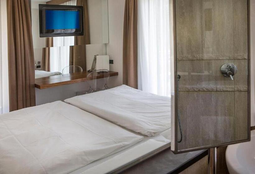 Quarto Triplo Estandar com Vistas, Capri