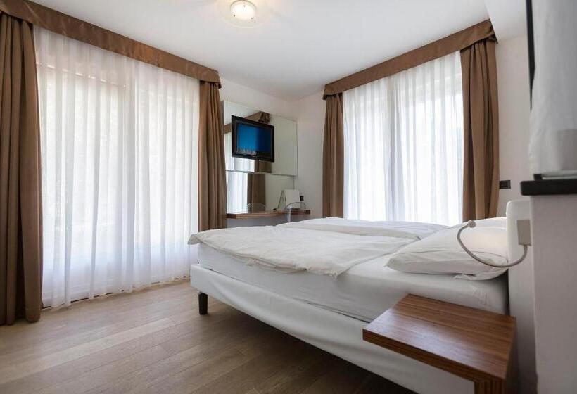 Quarto Triplo Estandar com Vistas, Capri