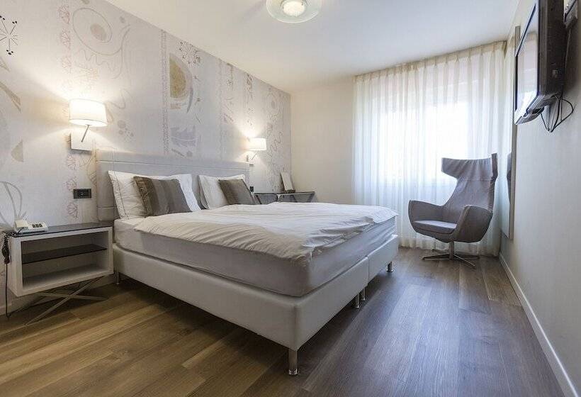 غرفة قياسية ثلاثية, Capri