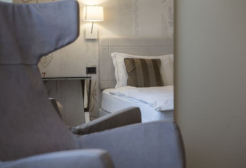 غرفة قياسية ثلاثية, Capri