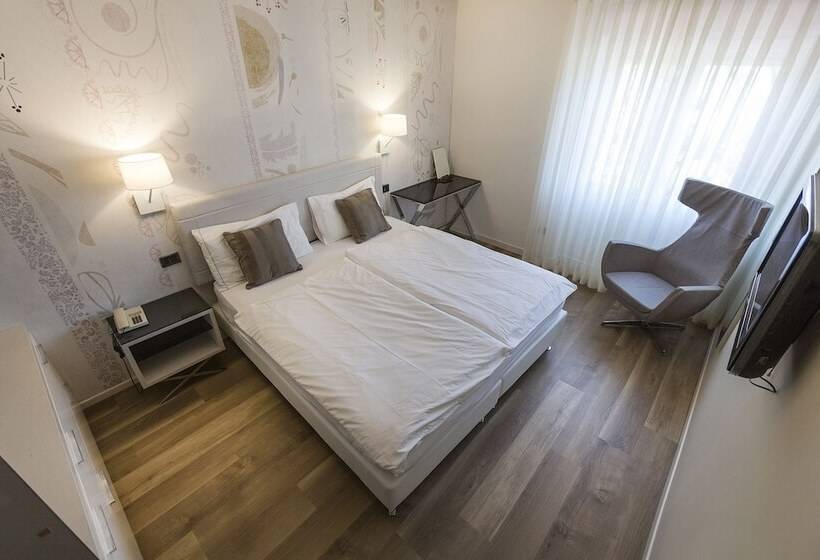 غرفة قياسية ثلاثية, Capri