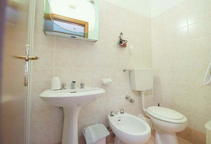 四人标准间, La Villa