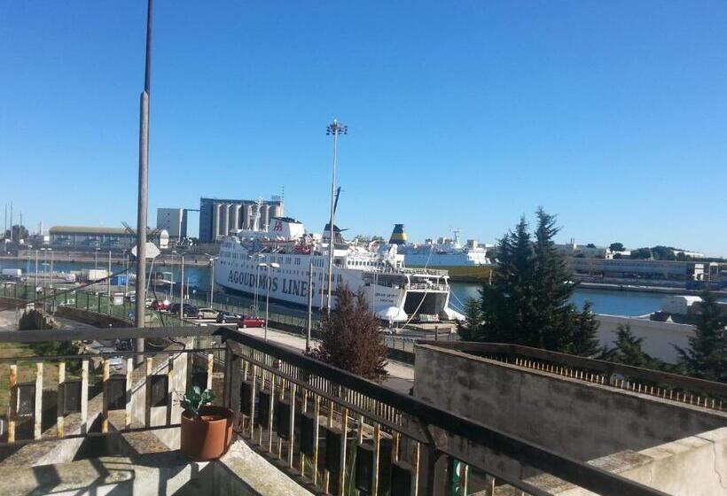 اتاق استاندارد سه نفره, L'approdo