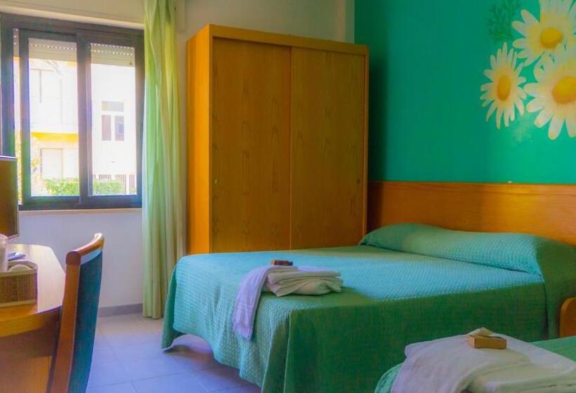 エコノミートリプルルーム, Piccolo