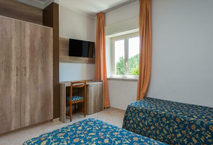 חדר סטנדרט לשלושה, Tasso