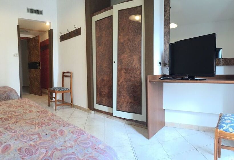 חדר סטנדרט לשלושה, Tasso