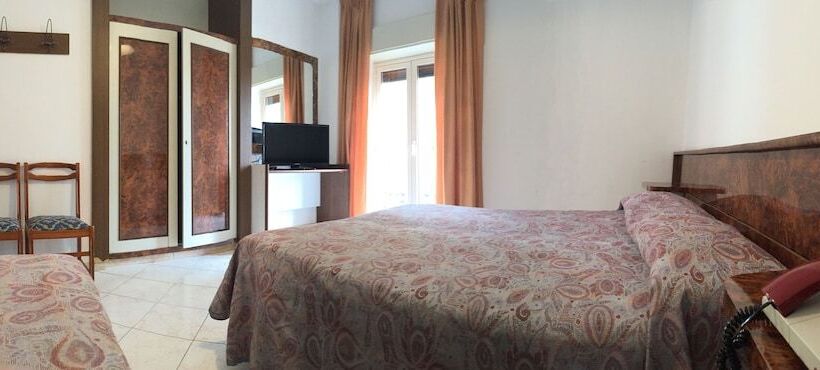 חדר סטנדרט לשלושה, Tasso