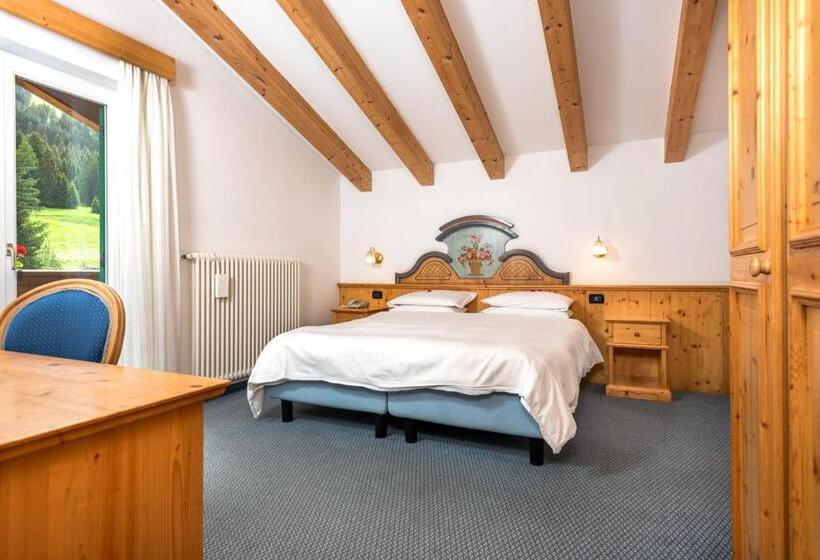 חדר קלאסי לשלושה, Valacia