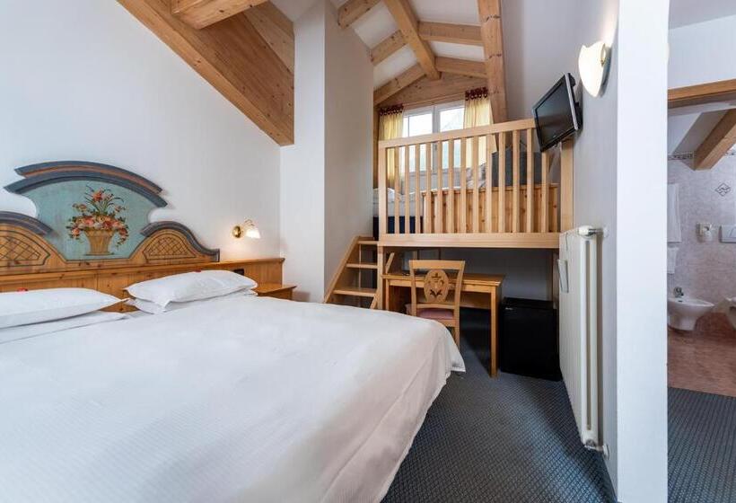 חדר קלאסי לשלושה, Valacia