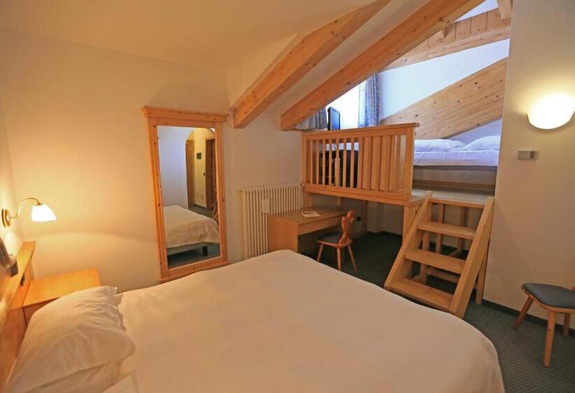 חדר קלאסי לשלושה, Valacia