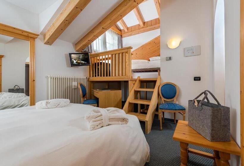 חדר קלאסי לשלושה, Valacia