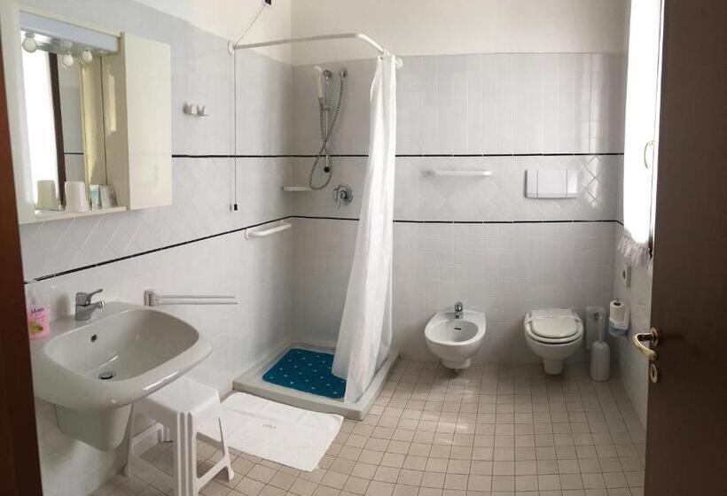 חדר אקונומי לשלושה, Villa Scalabrini