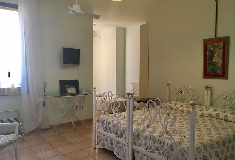 חדר קלאסי לשלושה, Villa Scalabrini