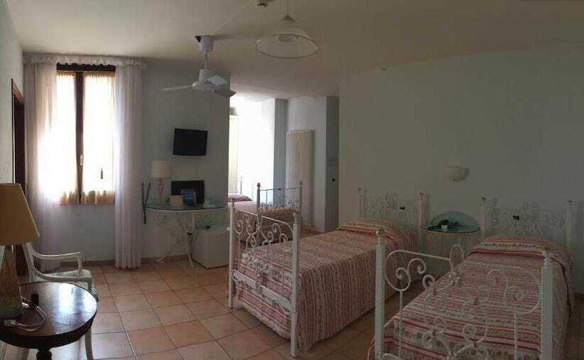 חדר קלאסי לשלושה, Villa Scalabrini