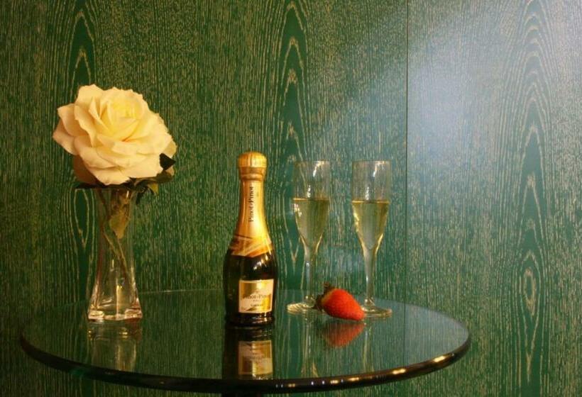 חדר סטנדרט יחיד, Motel 2000