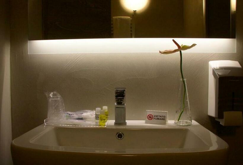 חדר סטנדרט יחיד, Motel 2000