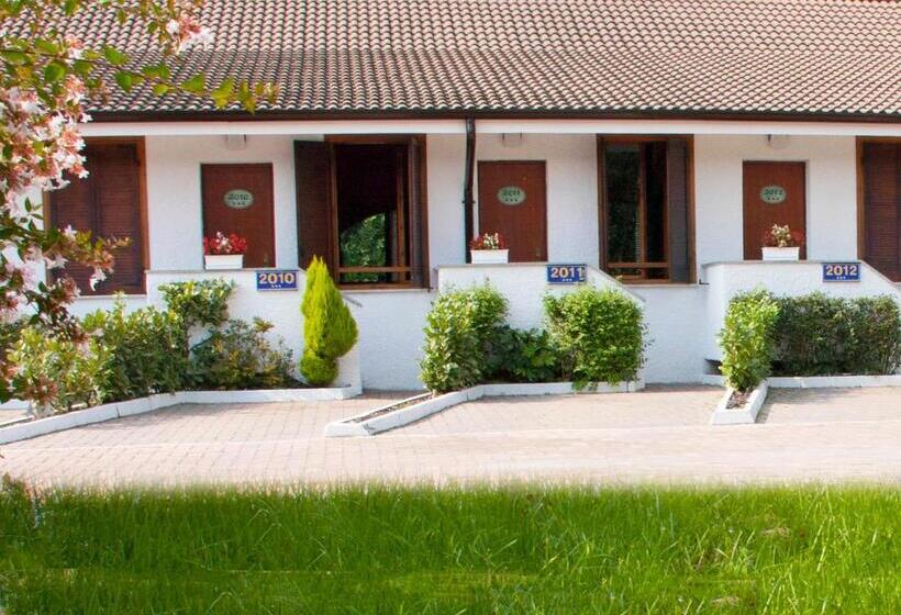 חדר סטנדרט לשלושה, Motel 2000