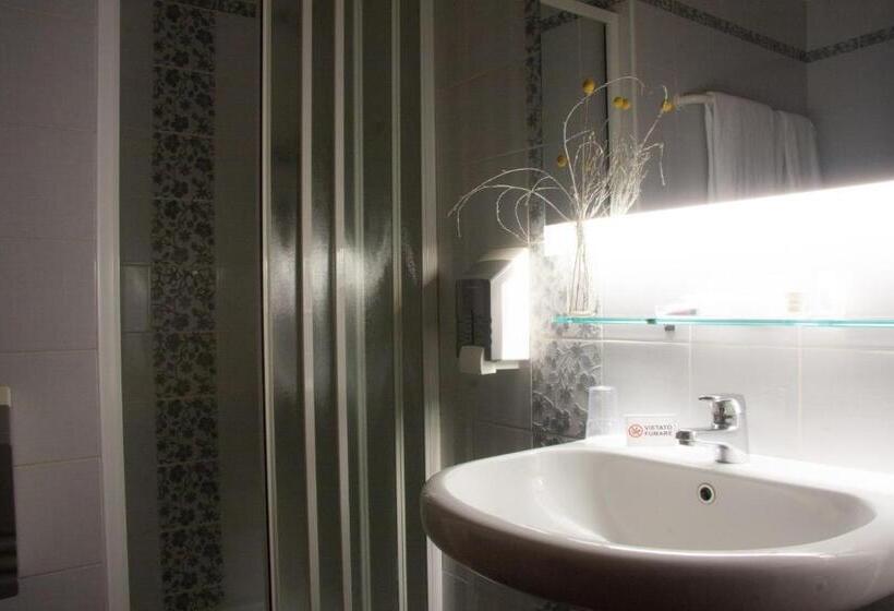 חדר סטנדרט לשלושה, Motel 2000