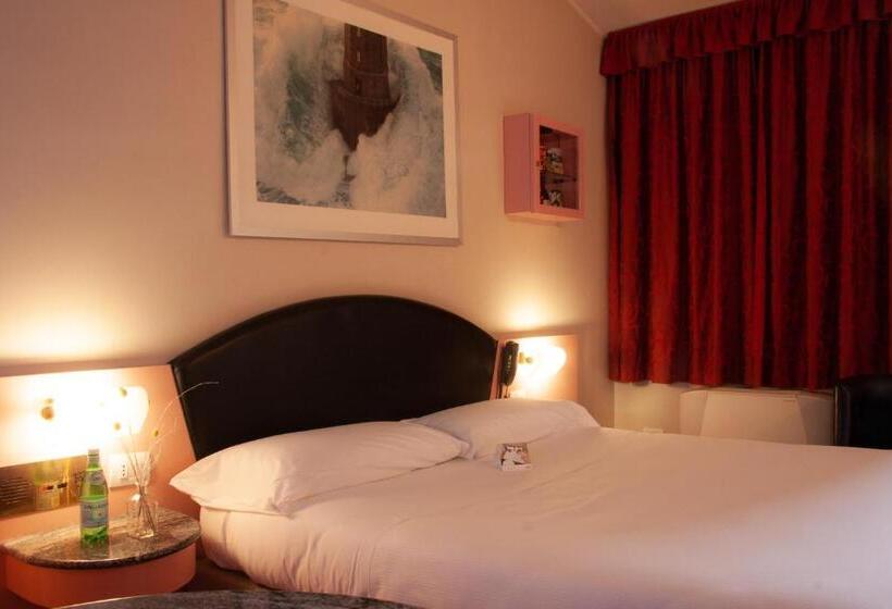 חדר סטנדרט לשלושה, Motel 2000