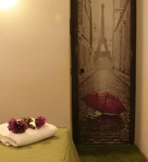 חדר סטנדרט לשלושה, Motel 2000