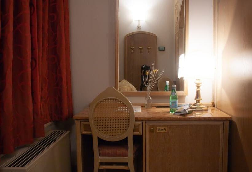 חדר סטנדרט לשלושה, Motel 2000