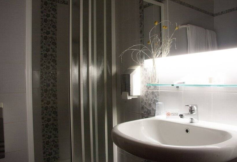 חדר סטנדרט לשלושה, Motel 2000