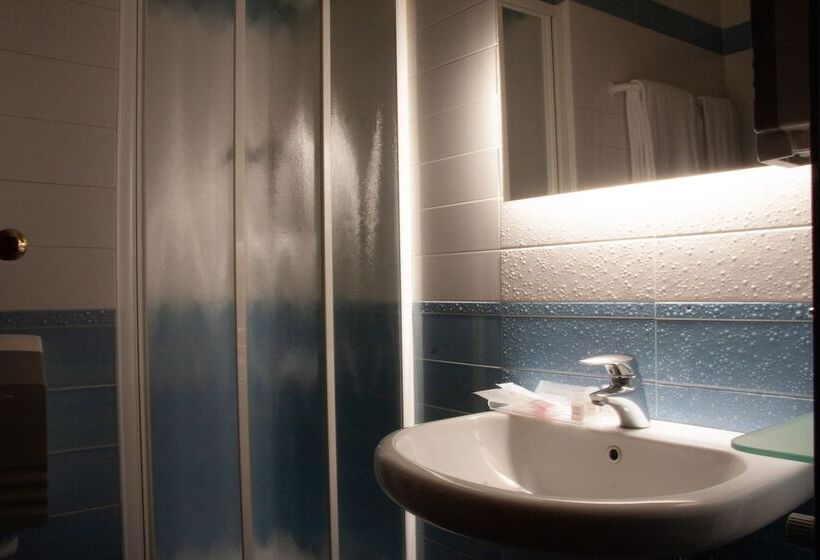 חדר סטנדרט יחיד, Motel 2000