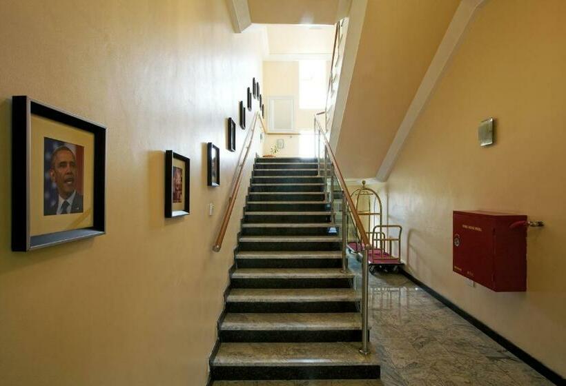 اتاق اجرایی, Oxygen Holiday Resort