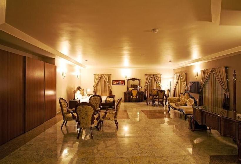 اتاق اجرایی, Oxygen Holiday Resort