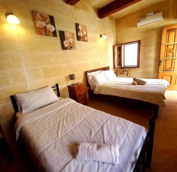 اتاق استاندارد سه تخته با چشم‌انداز باغ, Majsi Indoor Heated Pool B&b